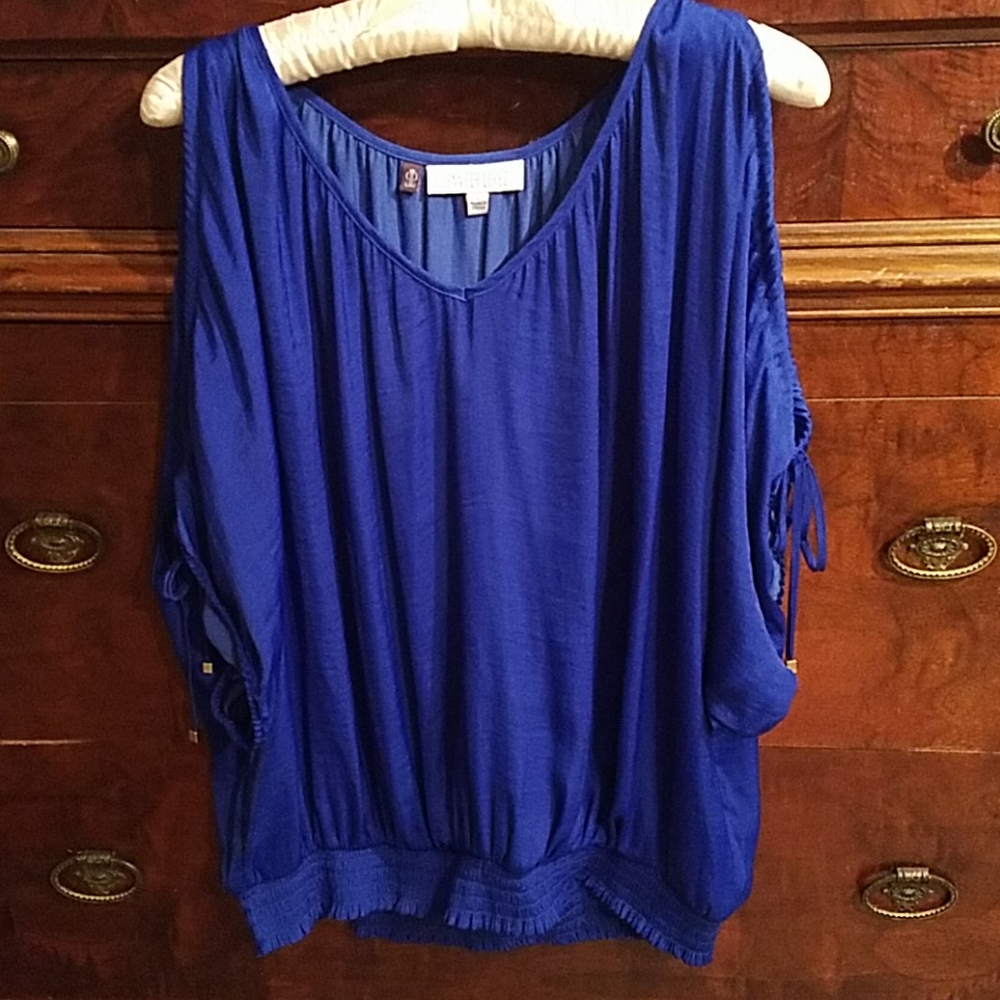 Jennifer Lopez open shoulder top